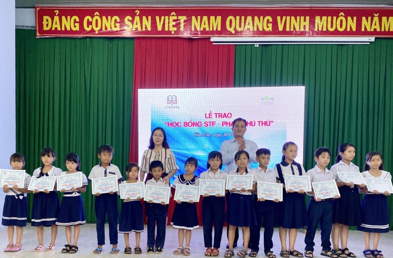 Niềm vui của các em học sinh khi nhận được học bổng từ tập đoàn Novaland