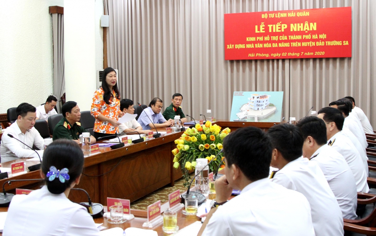 Chủ tịch Ủy ban MTTQ Việt Nam TP Hà Nội Nguyễn Lan Hương phát biểu tại buổi lễ