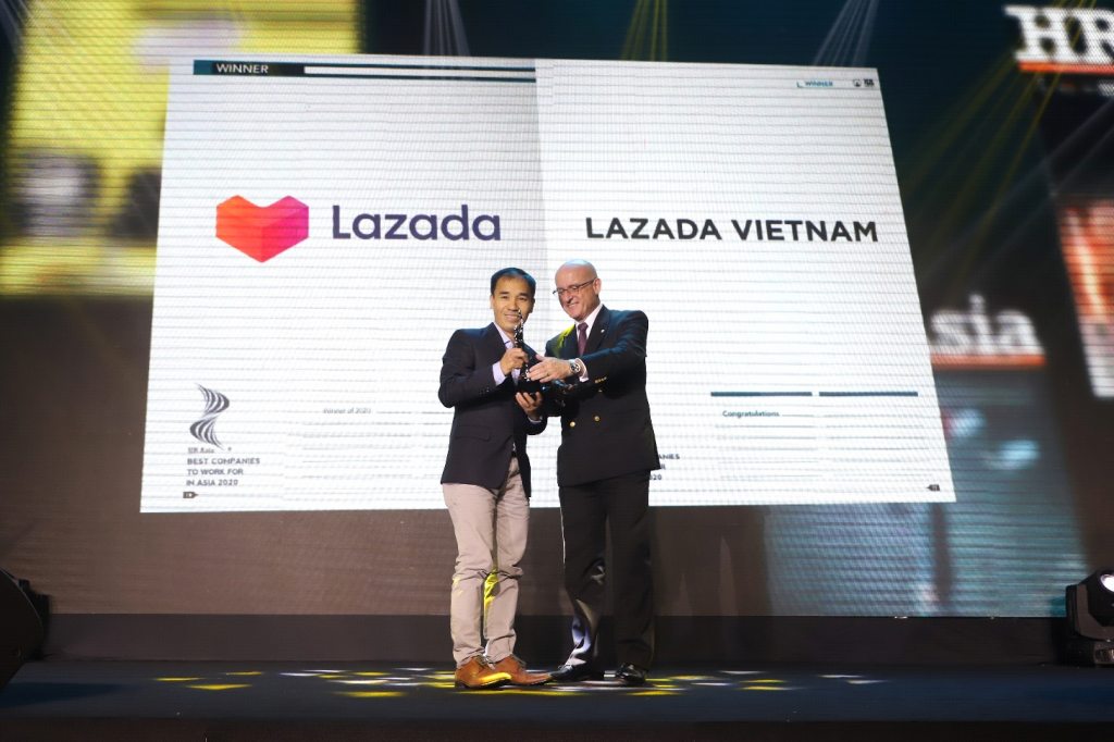 Ông Đặng Anh Dũng – Giám đốc Tài chính Lazada Vietnam nhận giải thưởng “Nơi làm việc tốt nhất châu Á 2020” tại lễ trao giải tổ chức bởi HR Asia