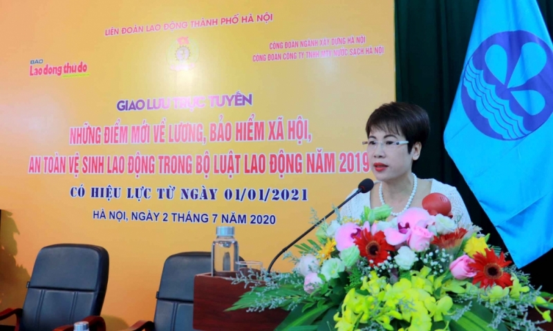 Bà Lê Thị Bích Ngọc - Uỷ viên Ban Thường vụ Liên đoàn Lao động thành phố Hà Nội, Tổng Biên tập báo Lao động Thủ đô phát biểu tại buổi giao lưu