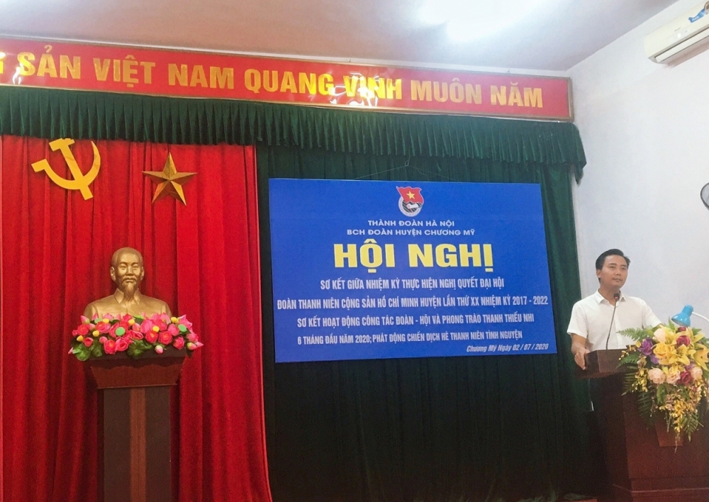 Đồng chí Nguyễn Đức Tiến, Phó Bí thư Thành đoàn, Chủ tịch Hội LHTN Việt Nam thành phố Hà Nội phát biểu tại Hội nghị