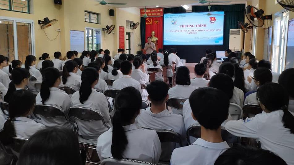 Gần 200 học sinh THPT Ứng Hoà A được tư vấn hướng nghiệp