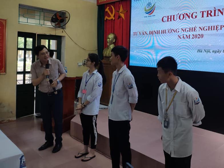 Chuyên gia tư vấn hướng nghiệp cùng các em học sinh