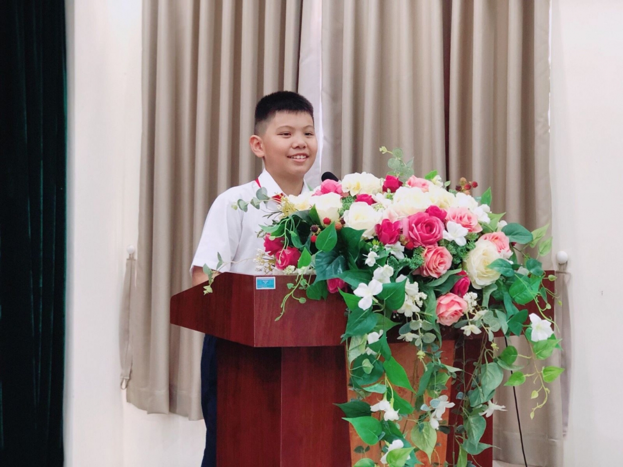 Bạn Trần Hữu Đức Minh - Liên đội phó Liên đội Tiểu học Trưng Vương dẫn chương trình Đại hội Cháu ngoan Bác Hồ
