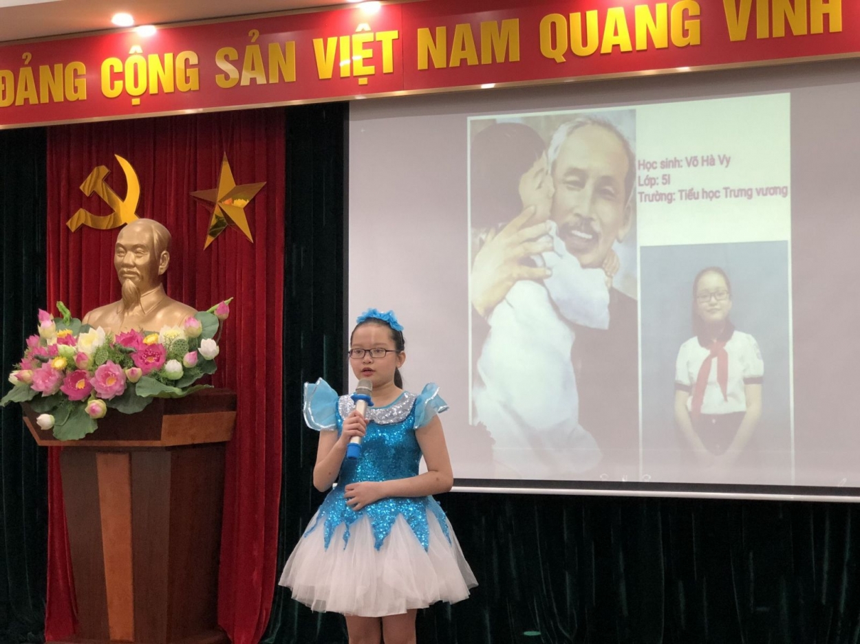 Bạn Võ Hà Vy lớp 5I đã mang đến Đại hội câu truyện đầy cảm động “Bác Hồ đến thăm các cháu trại trẻ mồ côi Kim Đồng”