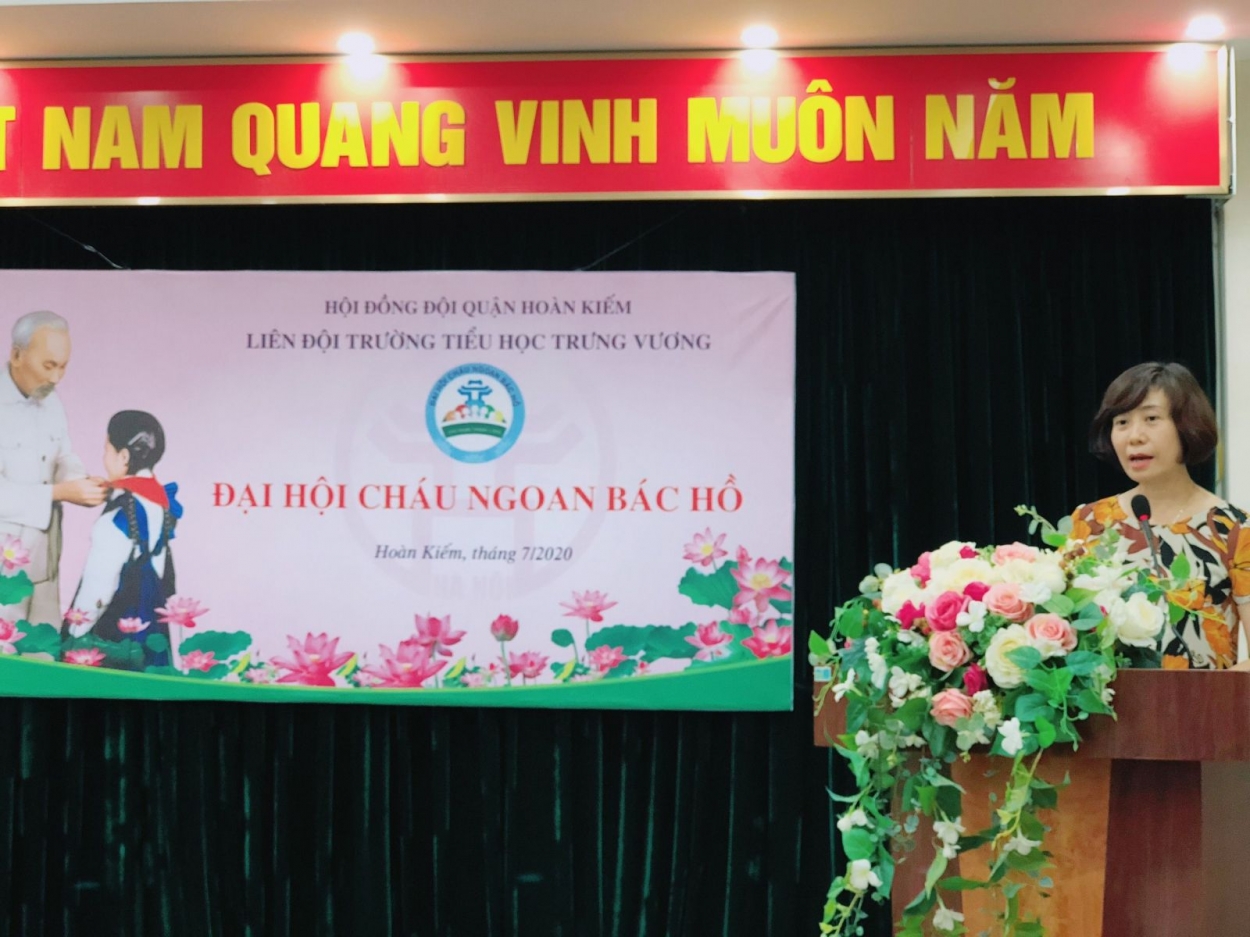 Cô giáo Bạch Thị Thanh Hằng - Phó hiệu trưởng nhà trường điều hành phần khen thưởng