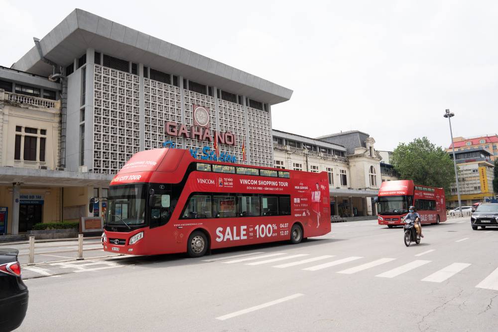 Vincom Shopping Tour - Loạt xe bus 2 tầng nổi bật diễu hành qua các điểm công cộng để đưa đón khách hàng tới TTTM mua sắm miễn phí vào 2 ngày 4 - 5/7