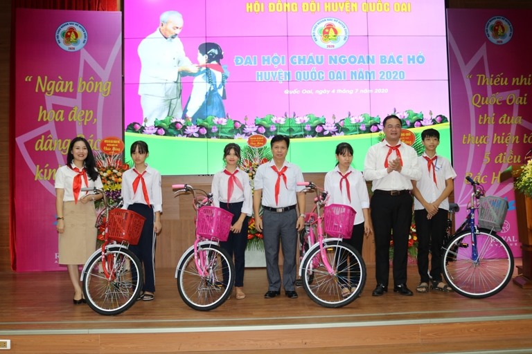 Các đại biểu tặng xe đạp tới thiếu nhi vượt khó vươn lên trong học tập tại Đại hội Cháu ngoan Bác Hồ