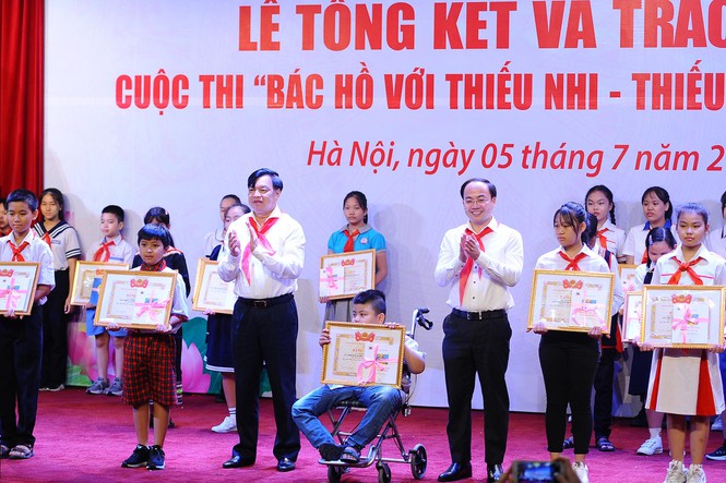 Các em thiếu nhi nhận giải Nhì cuộc thi