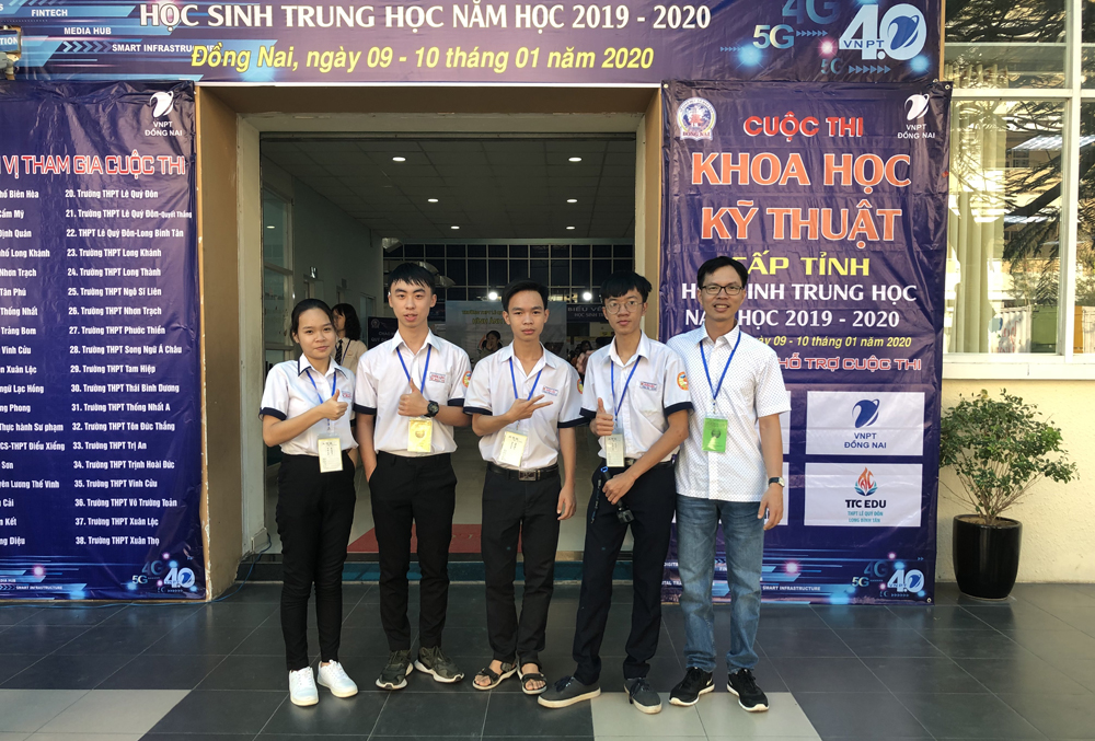 Thầy Huy (ngoài cùng bên phải) và học sinh tại cuộc thi khoa học kỹ thuật