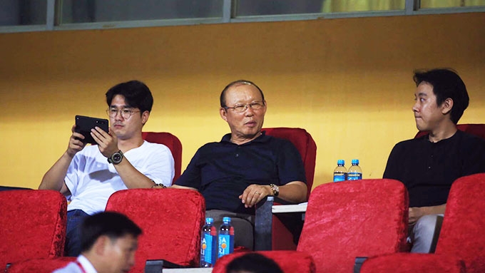 HLV Park Hang Seo đã có mặt trên khán đài để theo dõi trận đấu.