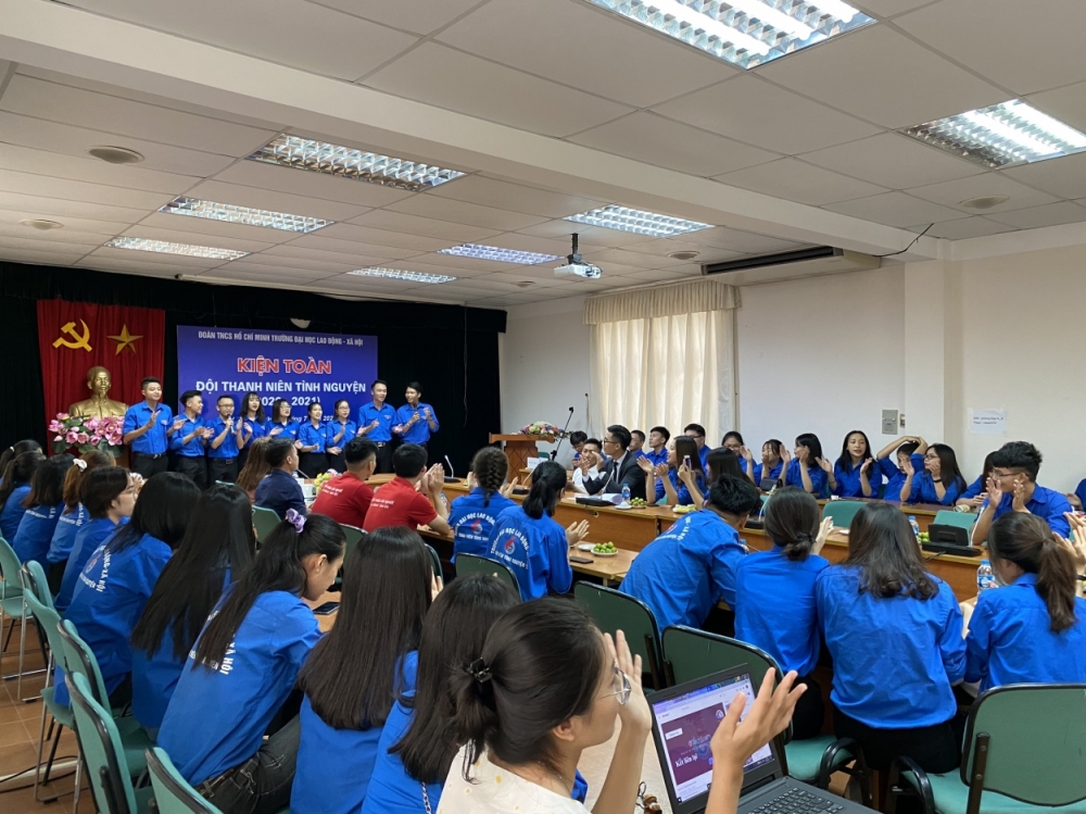 Đội Thanh niên tình nguyện trường Đại học Lao động và Xã hội đã trải qua 21 năm hoạt động với phương châm được xác định: Tình nguyện bốn bể là nhà - Hai mươi năm ấy vẫn là thanh xuân