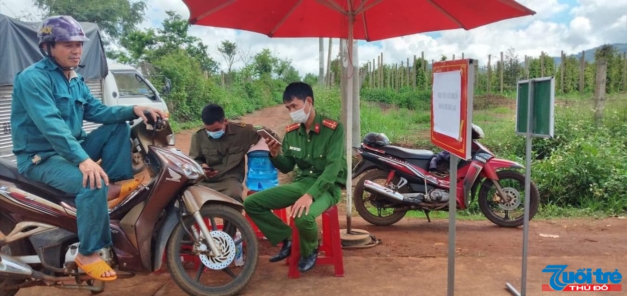 Chốt kiểm dịch đường đi vào làng Bông Hiot