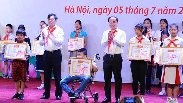 Cậu học trò ngồi xe lăn mở thư viện cộng đồng