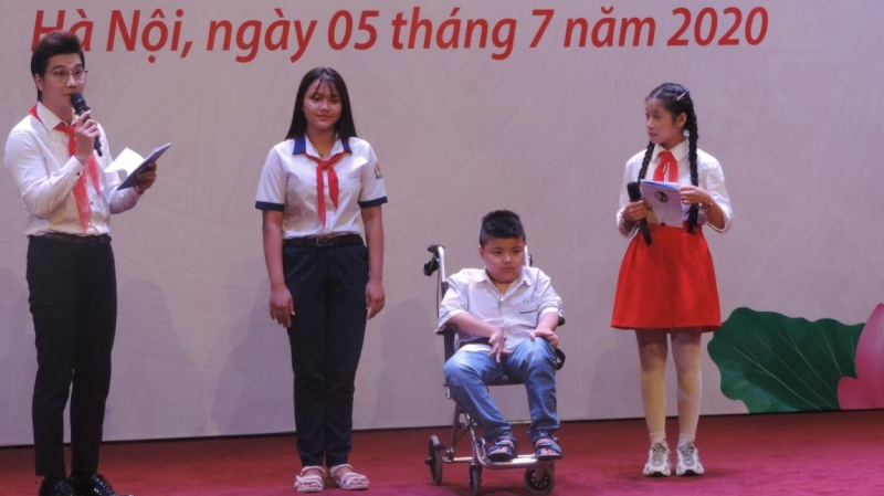 Trần Vũ Long giao lưu với các bạn học sinh tại lễ trao giải cuộc thi
