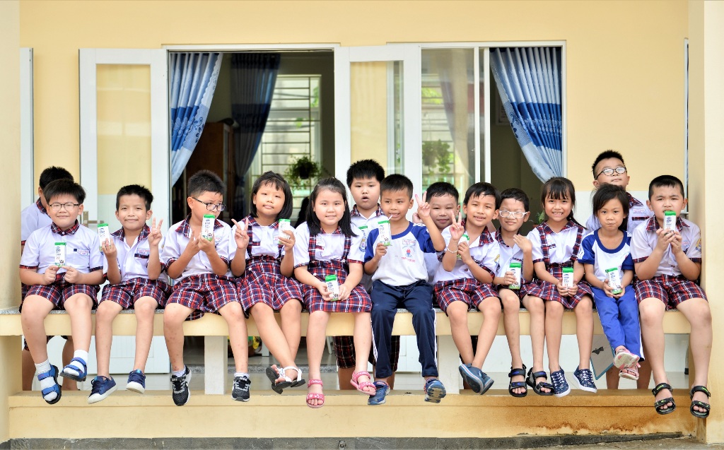 Việc uống sữa mỗi ngày khi đến lớp góp phần giúp các em có thêm năng lượng để học tập, tham gia vào các hoạt động, góp phần phát triển thể trạng một cách toàn diện