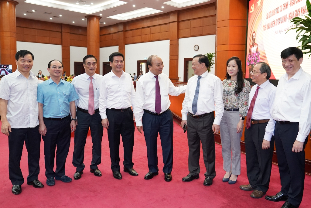 Thủ tướng Nguyễn Xuân Phúc trao đổi cùng các đại biểu dự Hội nghị