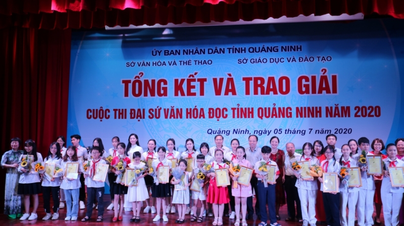 Các em học sinh vui mừng nhận giải Đại sứ Văn hóa đọc