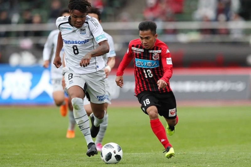 Chanathip (phải) thể hiện phong độ ấn tượng tại J-League 2020.
