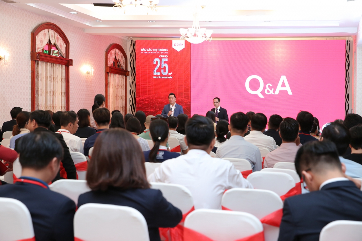 Các khách mời trao đổi và thảo luận cùng các chuyên gia của DKRA Vietnam tại chương trình Báo cáo thị trường bất động sản nhà ở TP HCM quý II/2020 với chủ đề