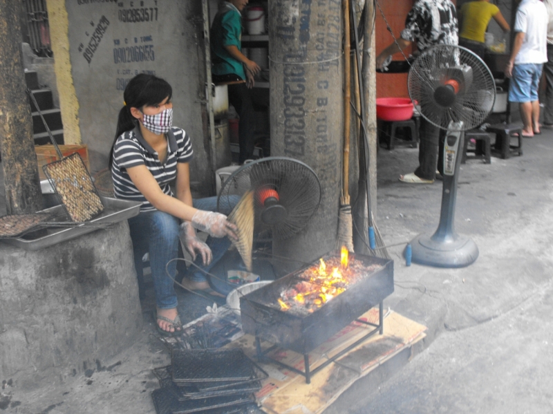 Những miếng chả được quạt sát với than bốc cháy đùng đùng, khó đảm bảo đồ ăn không bị cháy khét, độc hại