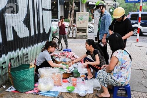 Đồ ăn bày xuống đất mà khách hàng vẫn xúm vào mua