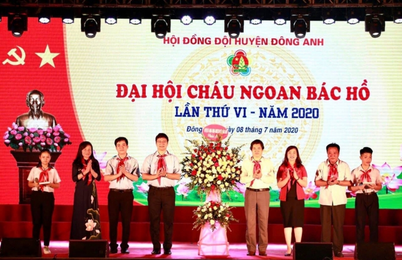 Đồng chí Nguyễn Văn Quang tặng hoa tới đại diện Hội đồng Đội, thầy cô Tổng phụ trách, các em thiếu nhi...