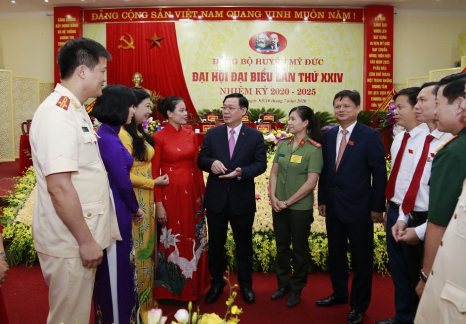 Bí thư Thành ủy Vương Đình Huệ trò chuyện, trao đổi với các đại biểu bên lề Đại hội