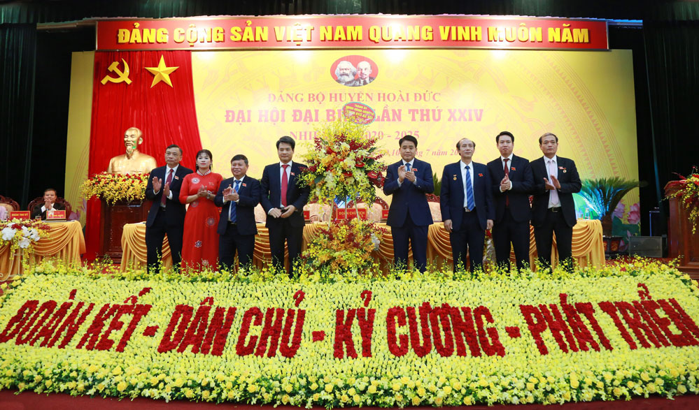 Chủ tịch UBND thành phố Nguyễn Đức Chung tặng hoa chúc mừng Đại hội