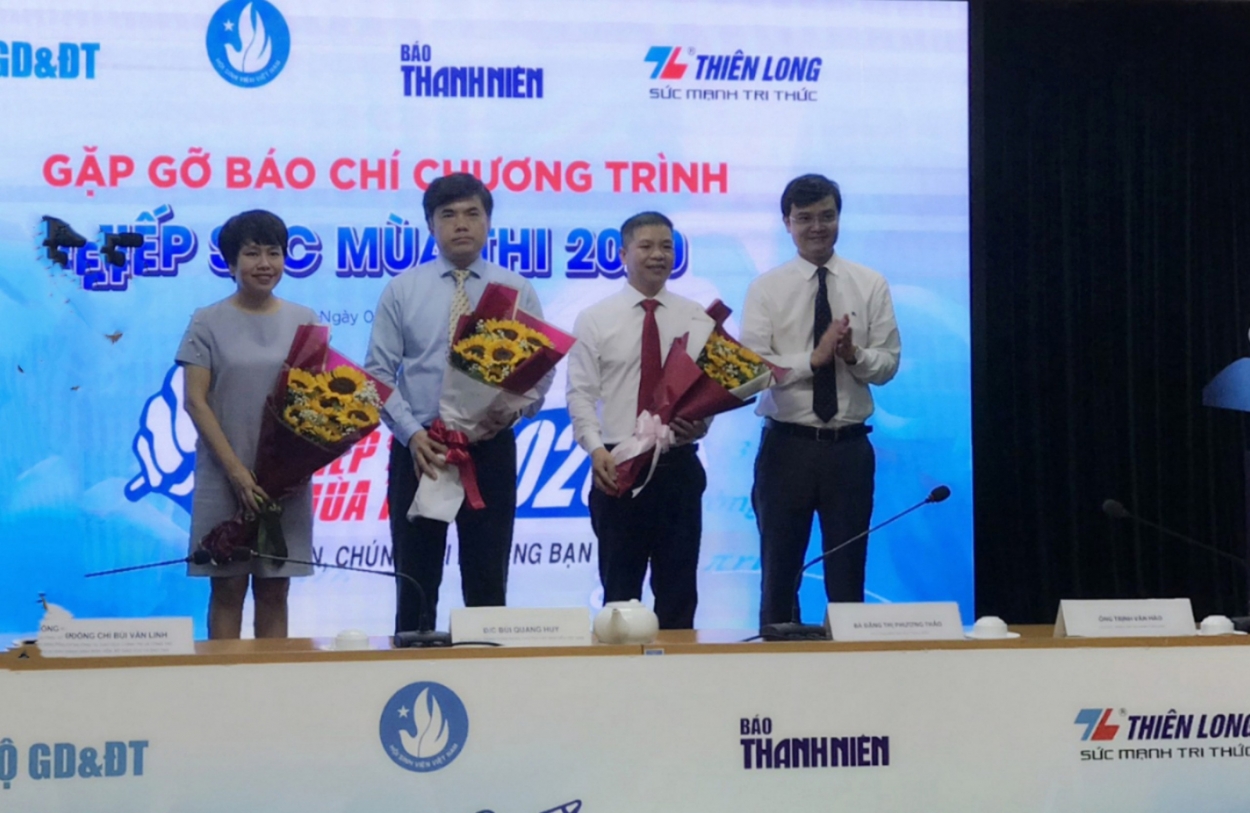 Anh Bùi Quang Huy, Bí thư Trung ương Đoàn, Chủ tịch Hội Sinh viên Việt Nam tặng hoa các đơn vị đồng hành cùng chương trình
