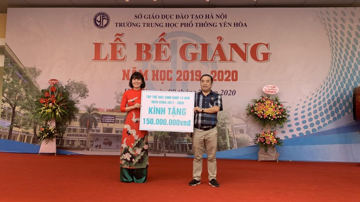 Hội cha mẹ học sinh lớp 12 trao tặng quà tri ân nhà trường