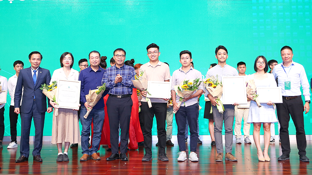 Hai kiến trúc sư tương lai nhận “cú đúp” giải thưởng thiết kế bệnh viện dã chiến