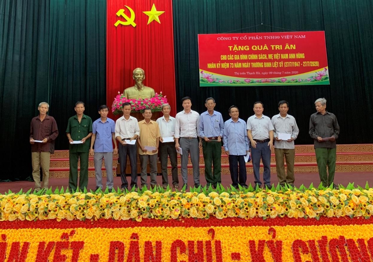 Phó Tổng giám đốc Công ty Cổ phần TNH99 Việt Nam trao quà tri ân các gia đình chính sách tại thị trấn Thạch Hà