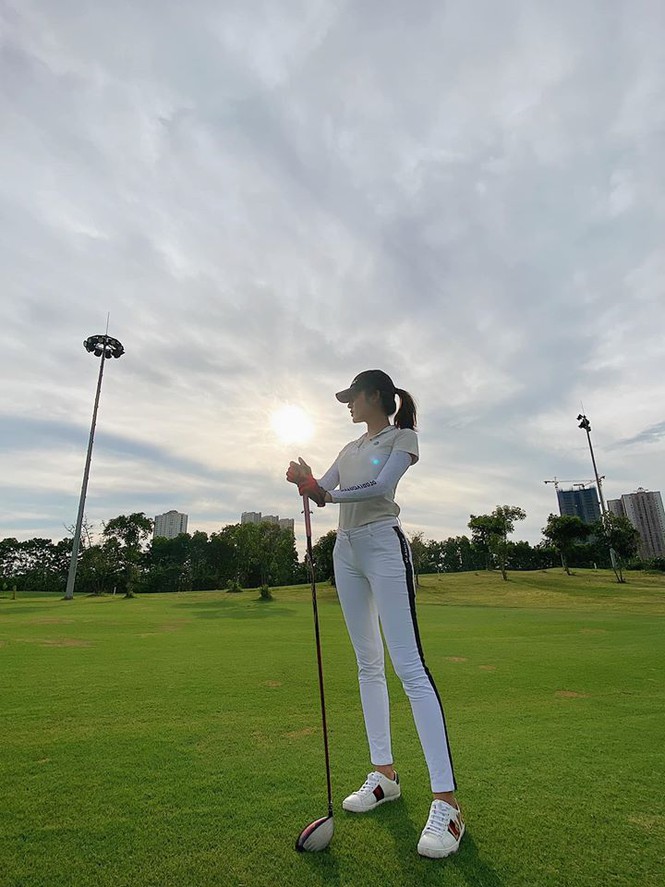 Lan Khuê, Hà Hồ, Võ Hoàng Yến khoe sắc đỉnh cao trong 1 khung hình khiến fans 'phát sốt' Á hậu Huyền My khoe chân dài quyến rũ trên sân golf.