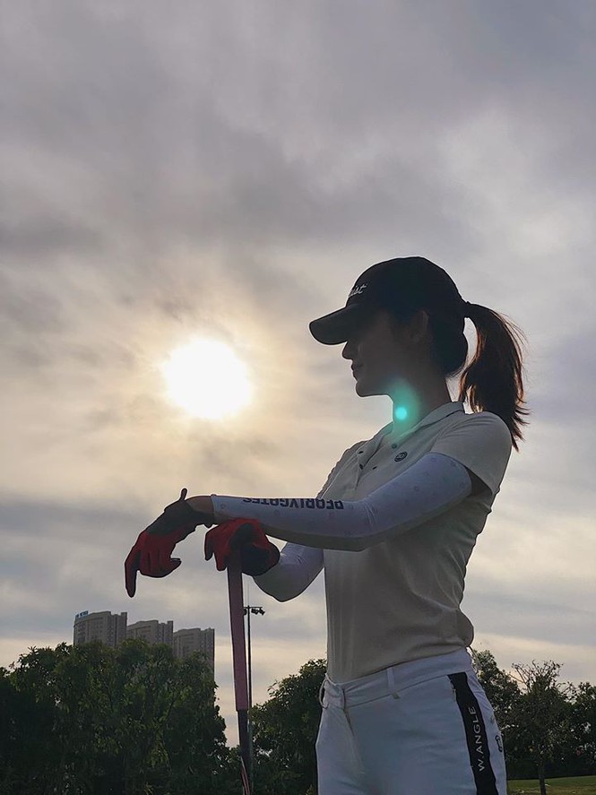 Lan Khuê, Hà Hồ, Võ Hoàng Yến khoe sắc đỉnh cao trong 1 khung hình khiến fans 'phát sốt' Thời gian gần đây, Á hậu sinh năm 1995 rất chăm chỉ đến với sân golf.