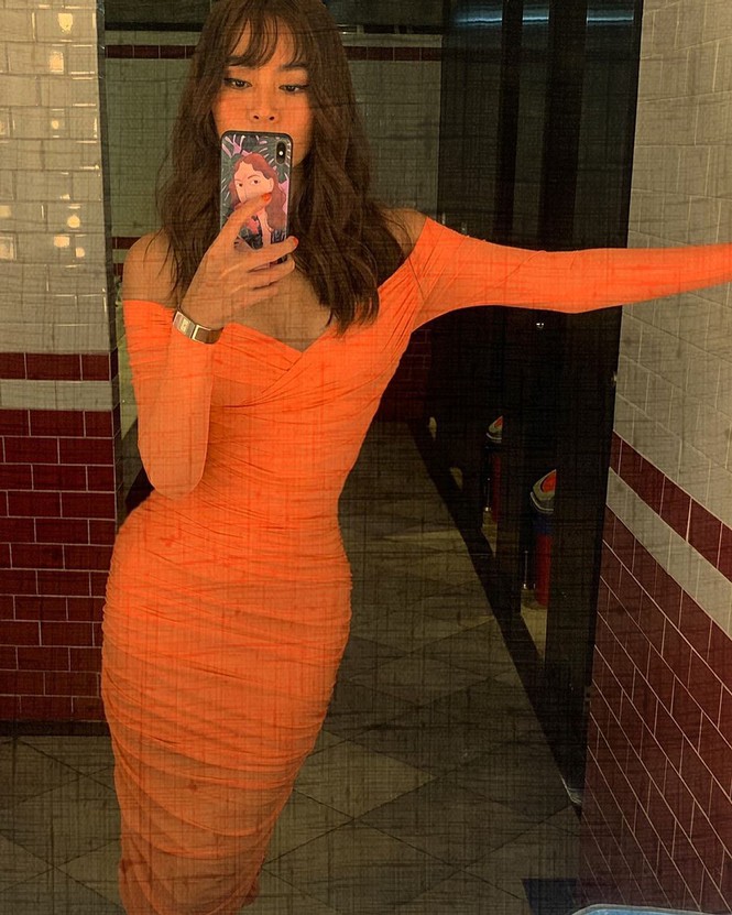 Lan Khuê, Hà Hồ, Võ Hoàng Yến khoe sắc đỉnh cao trong 1 khung hình khiến fans 'phát sốt' Á hậu Mâu Thuỷ khoe đường cong quyến rũ với váy đỏ bó sát.