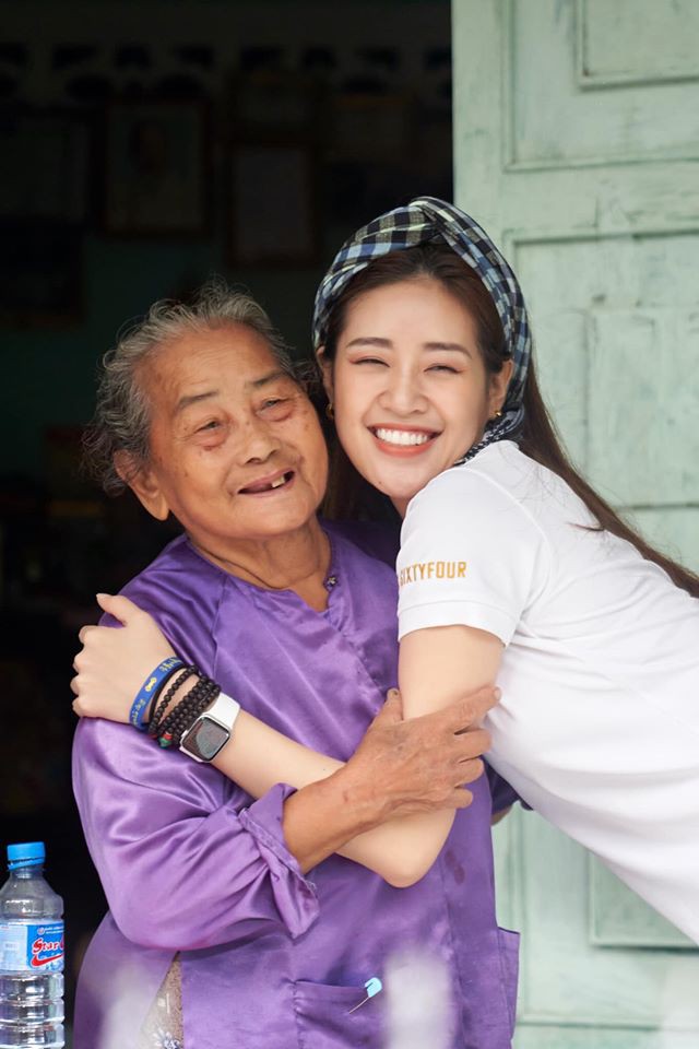 Lan Khuê, Hà Hồ, Võ Hoàng Yến khoe sắc đỉnh cao trong 1 khung hình khiến fans 'phát sốt' Người đẹp tham gia dự án sửa chữa nhà cho người có công với cách mạng.