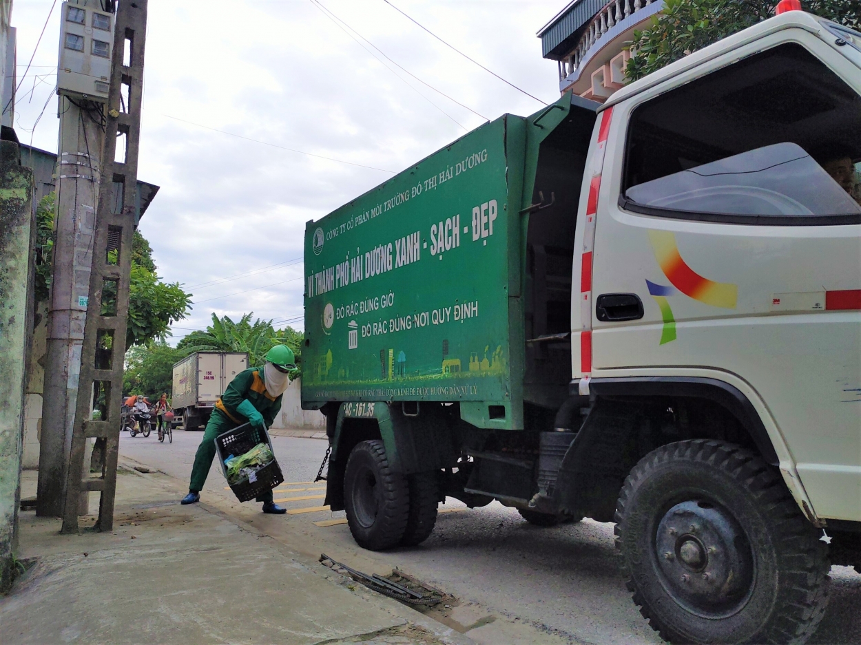 Công nhân môi trường đô thị vất vả thu gom rác