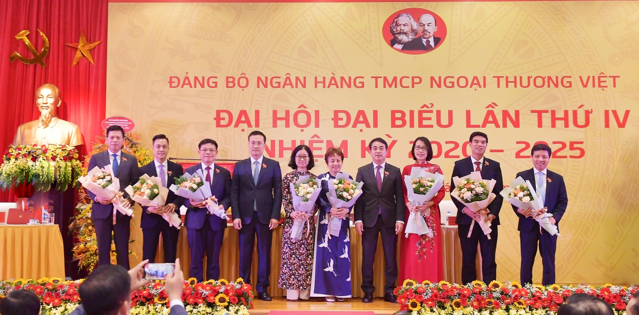 Đồng chí Nghiêm Xuân Thành – Bí thư Đảng ủy Vietcombank khóa IV (thứ 4 từ phải sang) và đồng chí Phạm Quang Dũng – Phó Bí thư Đảng ủy Vietcombank khóa IV (thứ 4 từ trái sang) chụp hình chia tay các Uỷ viên BCH Đảng bộ Vietcombank nhiệm kỳ 2015 - 2020 không tái cử