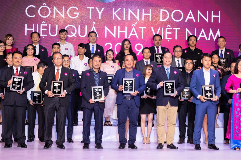 Ông Đoàn Văn Hiểu Em - CEO Công ty Cổ phần Thế Giới Di Động, nhận giải thưởng Top 50 Công ty kinh doanh hiệu quả nhất Việt Nam 2019