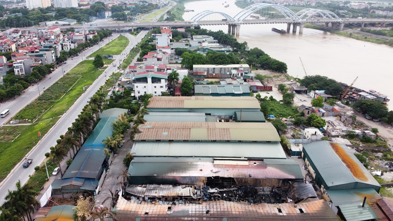 Khu cảng Đức Giang sau vụ cháy lớn xảy ra tại kho hóa chất của Công ty Cường Việt (Ảnh chụp từ trên cao)
