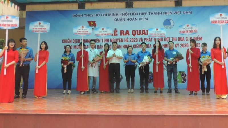 Các vị đại biểu tặng tới 8 đội hình chuyên trong Chiến dịch Thanh niên tình nguyện hè của Quận đoàn Hoàn Kiếm