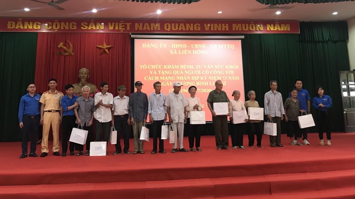 Tăng quà Mẹ Việt Nam anh hùng, tri ân thế hệ cha anh