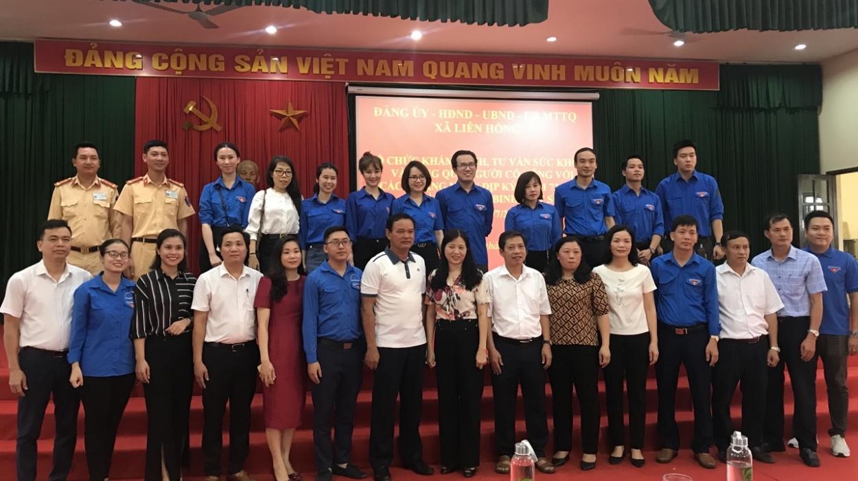 Đoàn viên, thanh niên các đơn vị tổ chức chương trình và lãnh đạo địa phương