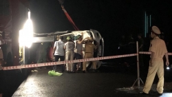 Quảng Ninh: Xe ô tô mất lái lao xuống biển, 4 người nguy kịch