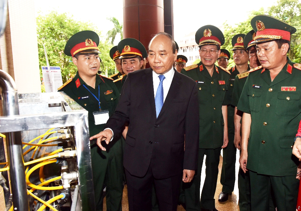Thủ tướng Nguyễn Xuân Phúc thăm các khu trưng bày của ngành Hậu cần Quân đội