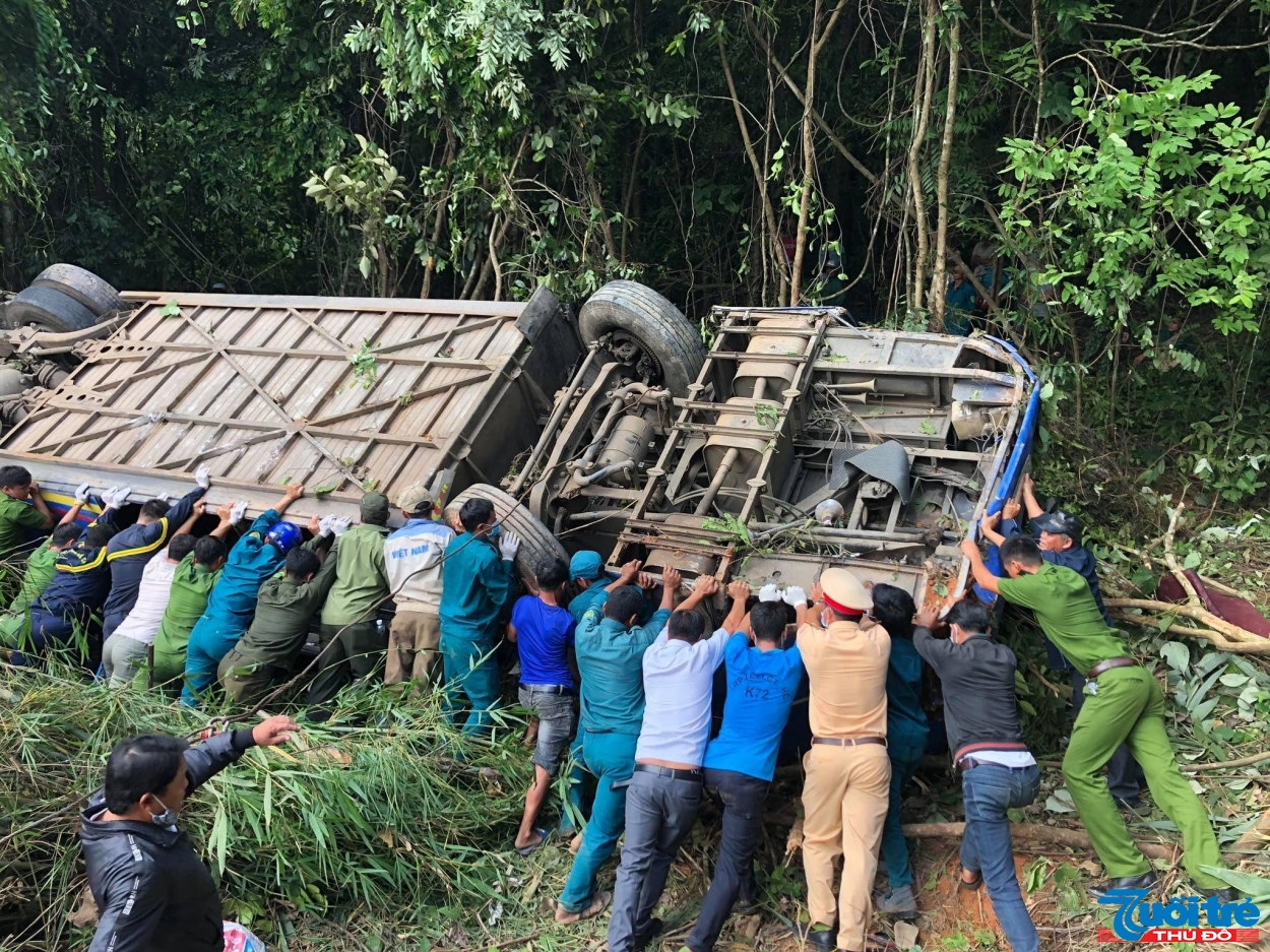 Lực lượng chức năng và người dân nỗ lực cứu người kẹt trong xe