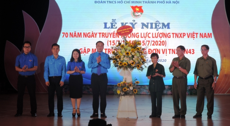 Các đồng chí trong Thường trực Thành đoàn Hà Nội tặng hoa chúc mừng Đội TNXP N43
