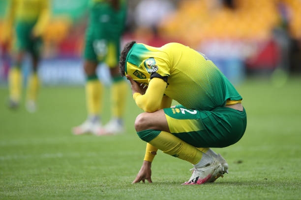 Một cầu thủ Norwich gục xuống sân sau khi trận đấu với West Ham kết thúc.