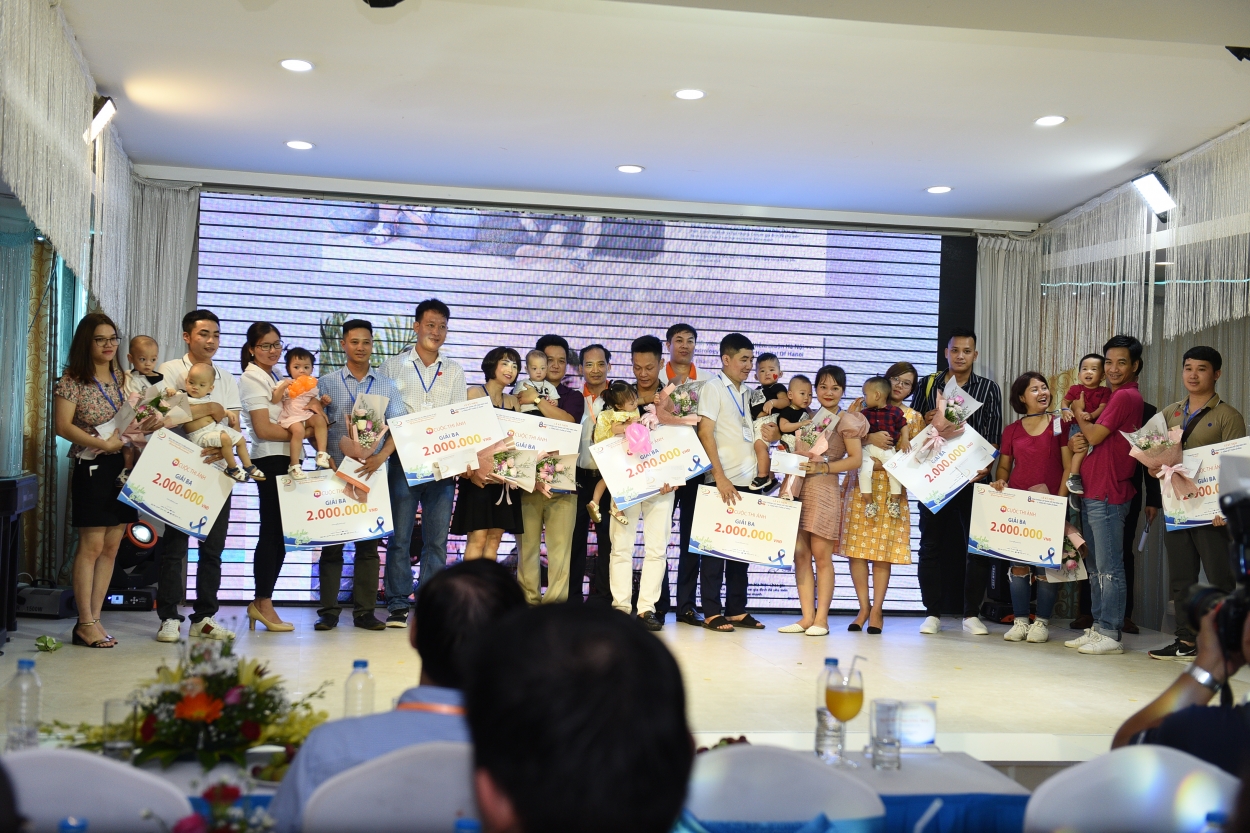 Các gia đình nhận giải cuộc thi ảnh của Bệnh viện Nam học và Hiếm muộn Hà Nội.